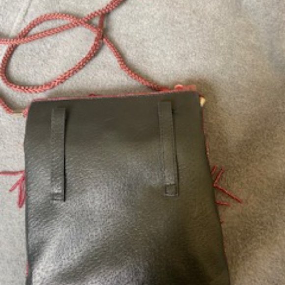 Should strap bag with shoulder strap and belt loop on leather back. - Picture 4 of 5